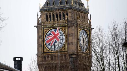 The Union-Flag in London vor dem Elizabeth-Tower.