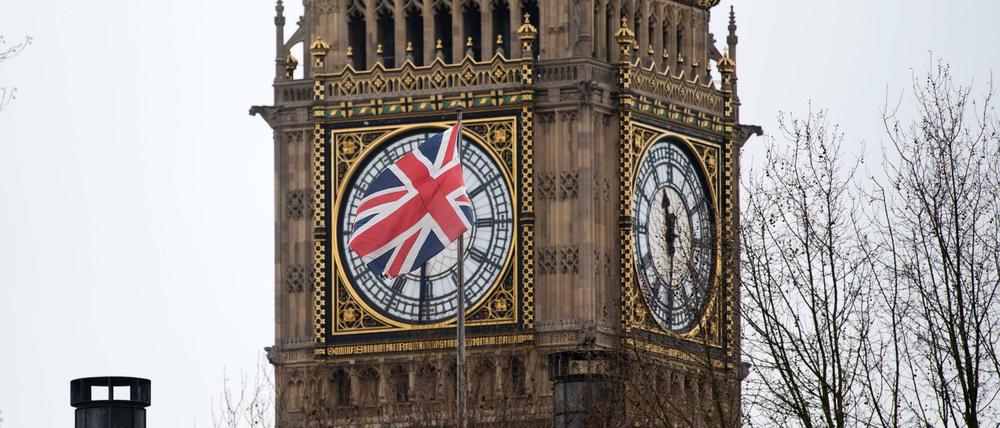 The Union-Flag in London vor dem Elizabeth-Tower.