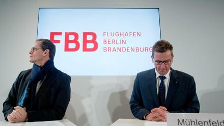 Der Regierende Bürgermeister von Berlin, Michael Müller und der Vorsitzende der Geschäftsführung der Flughafengesellschaft Berlin Brandenburg (FBB), Karsten Mühlenfeld, geben am 15.02.2016 in Berlin eine gemeinsame Pressekonferenz.