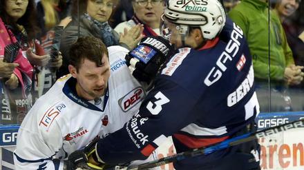Körpersprache. Die Eisbären um Verteidiger Bruno Gervais (r.) hatten die Straubinger (hier Dylan Yeo) im ersten Spiel gut im Griff.