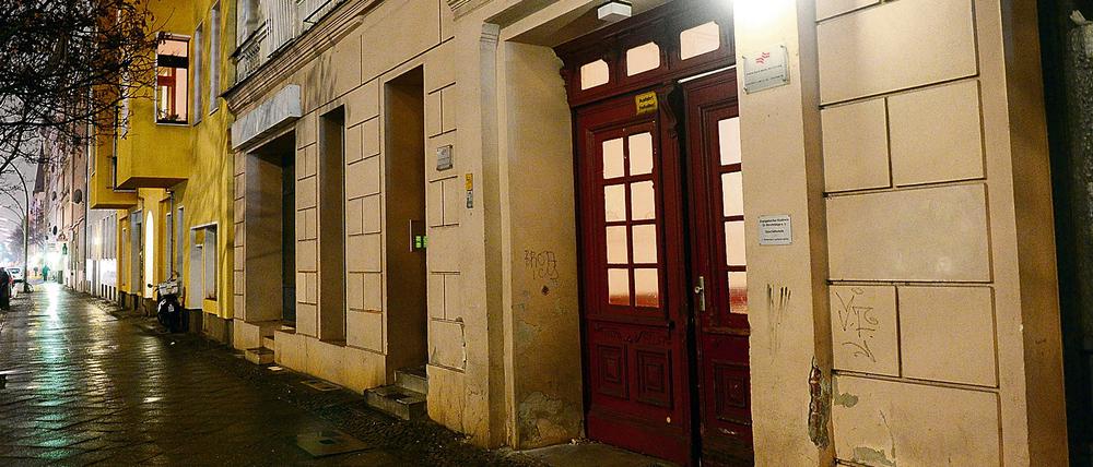 Der Hauseingang zu den Räumen des Moschee-Vereins "Fussilet 33" in der Perleberger Straße in Berlin-Moabit.