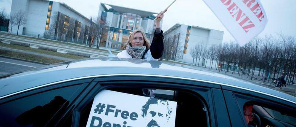 Autokorso am Kanzleramt: Die Kritik an der Inhaftierung von Deniz Yücel in der Türkei ist groß.