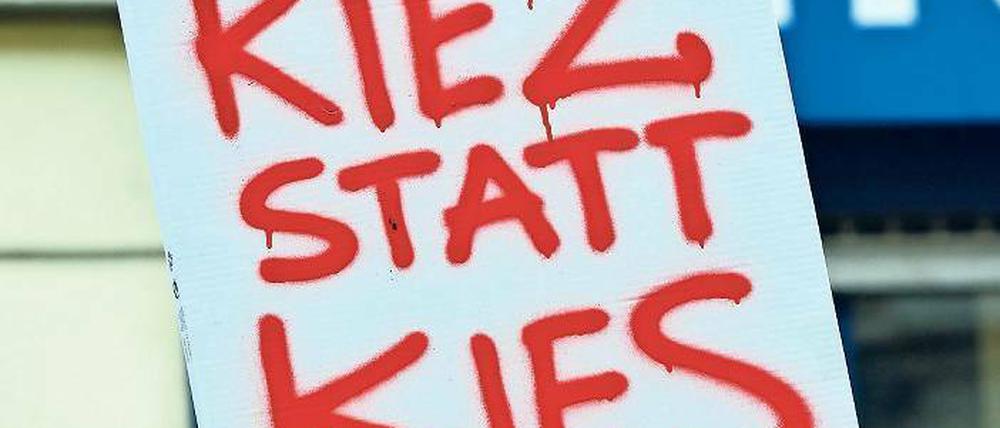 Demonstranten gegen steigende Mieten und mögliche Räumungen in Kreuzberg. Gentrifizierung ist in Berlin Thema.