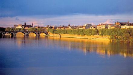 Hereinspaziert. Der schönste Weg führt über die Pont Neuf, die älteste Brücke von Toulouse. Die Altstadt besteht aus einem Labyrinth aus krummen, schmalen Straßen. 
