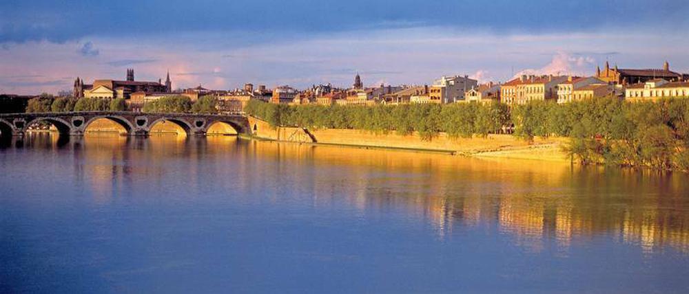 Hereinspaziert. Der schönste Weg führt über die Pont Neuf, die älteste Brücke von Toulouse. Die Altstadt besteht aus einem Labyrinth aus krummen, schmalen Straßen.