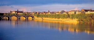 Hereinspaziert. Der schönste Weg führt über die Pont Neuf, die älteste Brücke von Toulouse. Die Altstadt besteht aus einem Labyrinth aus krummen, schmalen Straßen. 