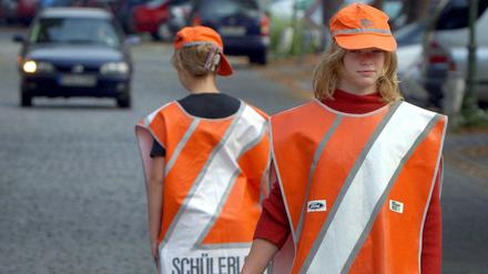 Zwei Schülerlotsen auf der Straße. Sicher leben sie nicht.