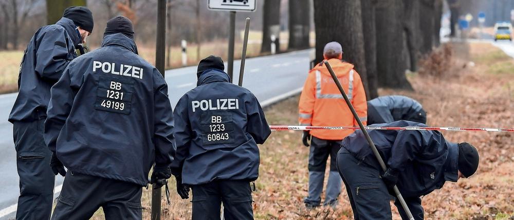 Spurensuche. Einsatzkräfte der Polizei untersuchten auch am Mittwoch den Tatort an der Bundesstraße 168 in Oegeln.
