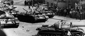 Das Ende des Prager Frühlings. 1968 marschieren sowjetische Truppen in die tschechische Hauptstadt ein, um die Reformationsversuche der dortigen kommunistischen Partei niederzuschlagen.
