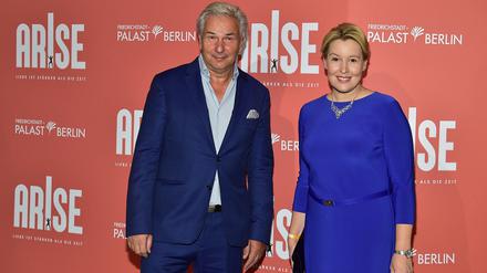  Premiere ARISE Grand Show Klaus Wowereit, Franziska Giffey, SPD Ankunft zur Premiere der neuen Unterhaltungs-Show ARISE Grand Show im Friedrichstadtpalast in Berlin am 22.09.2021 *** Premiere ARISE Grand Show Klaus Wowereit, Franziska Giffey, SPD Arriving for the premiere of the new entertainment show ARISE Grand Show at the Friedrichstadtpalast in Berlin on 22 09 2021 Photopress Mueller