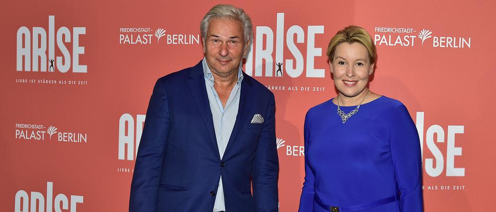  Premiere ARISE Grand Show Klaus Wowereit, Franziska Giffey, SPD Ankunft zur Premiere der neuen Unterhaltungs-Show ARISE Grand Show im Friedrichstadtpalast in Berlin am 22.09.2021 *** Premiere ARISE Grand Show Klaus Wowereit, Franziska Giffey, SPD Arriving for the premiere of the new entertainment show ARISE Grand Show at the Friedrichstadtpalast in Berlin on 22 09 2021 Photopress Mueller