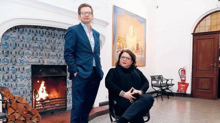 Doppelspitze vor loderndem Kamin. Florian Illies und Micaela Kapitzky in der Villa Grisebach.