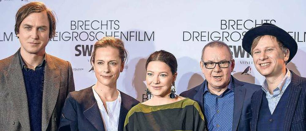Ein Teil des "Dreigroschenfilm"-Ensembles: Lars Eidinger (Bertolt Brecht), Claudia Michelsen (Peachums Frau), Hanna Herzsprung (Polly), Joachim Król (Peachum) und Robert Stadlober (Kurt Weill).