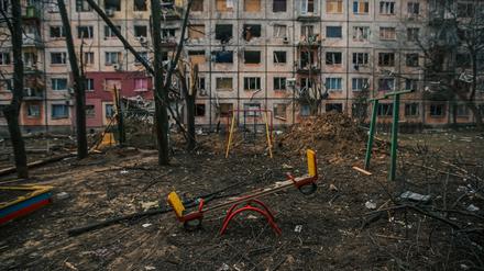 Eine Wippe steht in einem leeren Kindergarten nach russischem Beschuss in einem völlig zerstörten Gebäude. 