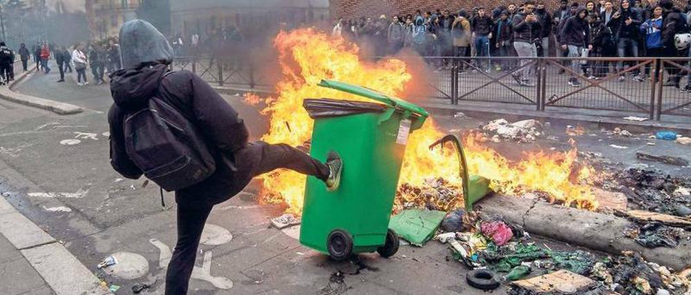 Vor einem Pariser Gymnasium versammelten sich am Dienstag 2000 Schüler. Dann brannten Mülltonnen und eine Schuldirektorin wurde verletzt.