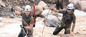 Helfer suchen nach Überschwemmungen in Chile nach Vermissten. 