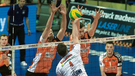 Im Hinspiel konnten die Berliner Sebastian Kühner (links) und Graham Vigrass den Italienern Paroli bieten, am Mittwoch waren die Volleys ohne Chance.