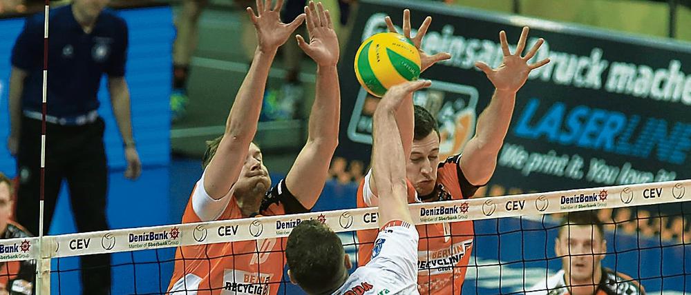 Im Hinspiel konnten die Berliner Sebastian Kühner (links) und Graham Vigrass den Italienern Paroli bieten, am Mittwoch waren die Volleys ohne Chance.