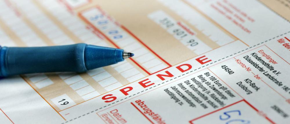 Banküberweisung für eine Spende (Foto vom 10.03.2007). Spenden ist eine Handlung, für die keine Gegenleistung erwartet wird.