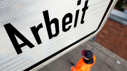 Ein Mann geht an einem Schild der Bundesagentur für Arbeit in Hannover (Niedersachsen) vorbei. 