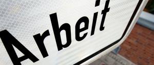 Ein Mann geht an einem Schild der Bundesagentur für Arbeit in Hannover (Niedersachsen) vorbei. 