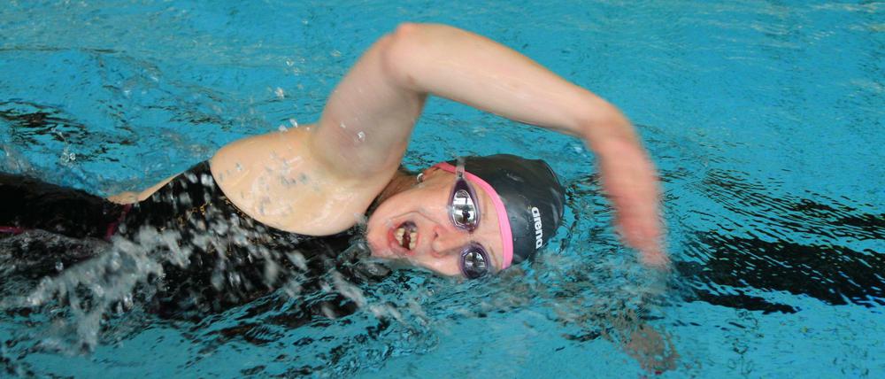 Die Schwimmerin und Bloggerin Bianca Tchinda lehnt die Einschränkung von privatem Schwimmtraining in Berliner Bädern ab.