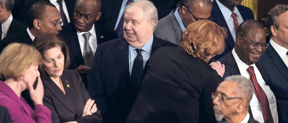 Im Zentrum des Geschehens: Russlands Botschafter in den USA, Sergei Kislyak (Mitte), hier am Dienstag im Kongress unter Parlamentariern.