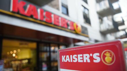 Auslaufmodell: Edeka und Rewe bauen die Märkte in Berlin um. Bis Sommer ist der Name "Kaiser's" verschwunden. 