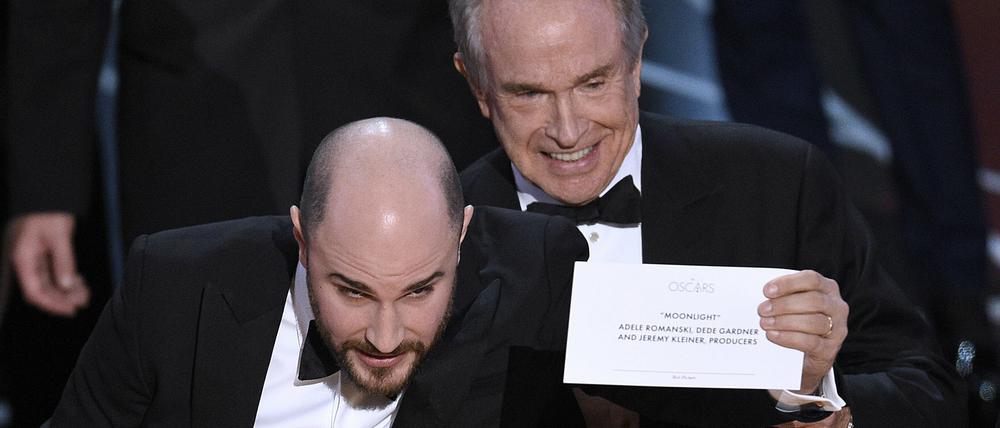 Jordan Horowitz (l), Produzent des Films «La La Land», muss die Auszeichnung an seine Kollegen von «Moonlight» weiterreichen- Rechts neben ihm steht der Laudator Warren Beatty, der zuvor den falschen Umschlag bekommen hatte.