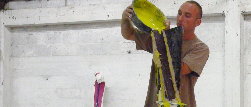 Gegossene Bilder. Der Künstler Stijn Ank bei der Arbeit.