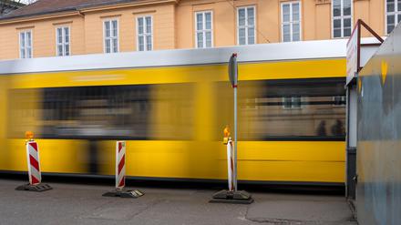 Strassenbahn an einer Baustelle in Berlin