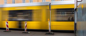 Strassenbahn an einer Baustelle in Berlin