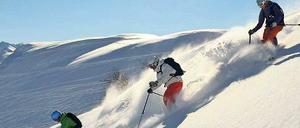 Skifahrer in den Bergen um Serfaus.