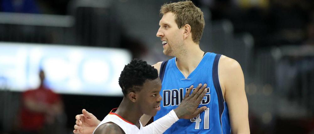 Hallo Großer. Dennis Schröder und sein ehemaliger Nationalmannschaftskollege Dirk Nowitzki.