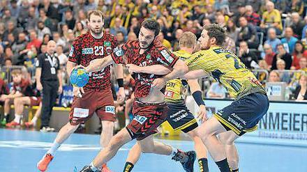 Zug zum Tor. Petar Nenadic und die Füchse empfangen heute den Meister. Foto: Imago