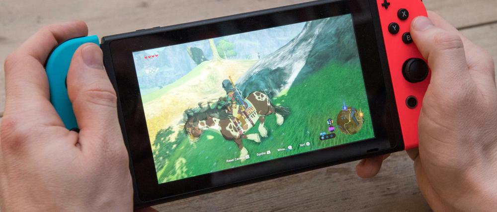 Nintendos neue Spielekonsole Switch besteht aus einem Tablet, an das sich bei mobiler Nutzung die beiden Joy-Con-Controller anstecken lassen. Um am Fernseher zu spielen, wird die Konsole in eine Dockingstation gesteckt.