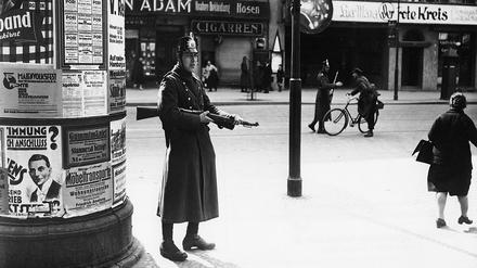 Gangs of Neukölln. In den 1920er Jahren war der Bezirk unruhig: Hier ging im Mai 1929 die bewaffnete Schutzpolizei an der Hermannstraße gegen den „Blutmai“ vor. Zu den Straßenunruhen hatte die KPD aufgerufen.