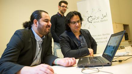 Bei der Arbeit. Die Journalisten Khalid Al Aboud, Muhamad Abdi und Abdol Rahman Omaren (v.l.n.r.) von "Amal, Berlin!" in der Evangelischen Journalistenschule.