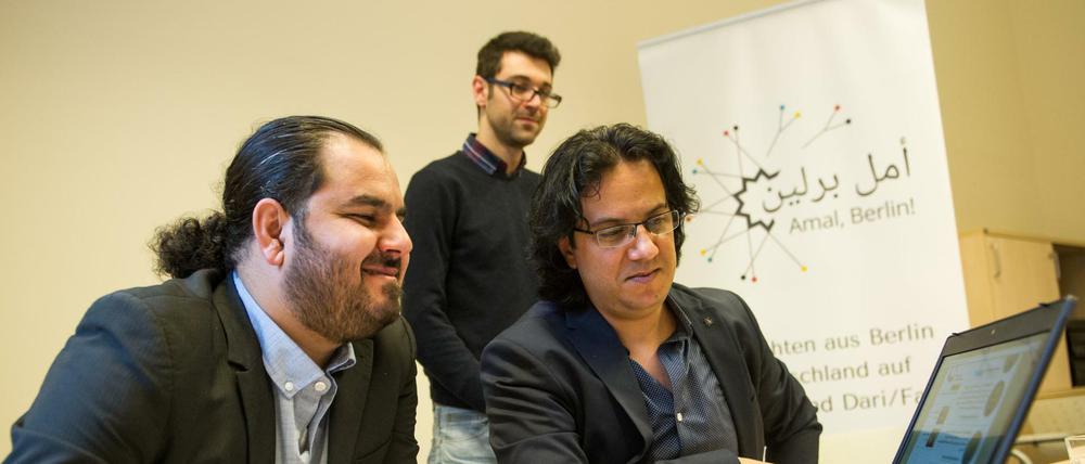 Bei der Arbeit. Die Journalisten Khalid Al Aboud, Muhamad Abdi und Abdol Rahman Omaren (v.l.n.r.) von "Amal, Berlin!" in der Evangelischen Journalistenschule.