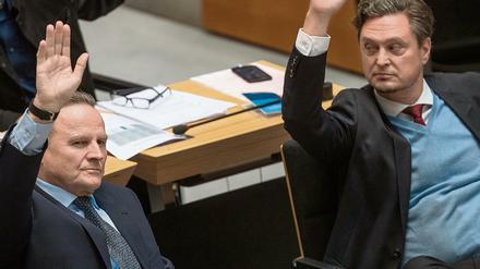 Die AfD-Abgeordneten Georg Pazderski, und Frank Christian Hansel (rechts) im Abgeordnetenhaus.