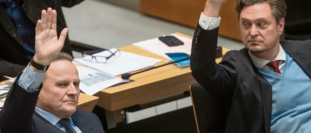 Die AfD-Abgeordneten Georg Pazderski, und Frank Christian Hansel (rechts) im Abgeordnetenhaus.