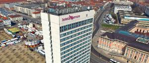 Der gelbliche DDR-Fachhochschulbau direkt hinter dem wiedererrichteten Stadtschloss wird wohl abgerissen. Das Hotel Mercure bleibt.