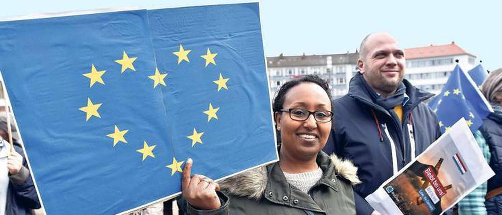 Im Zeichen der Sterne. Europa-Freunde demonstrierten am vergangenen Sonntag auf dem Königsplatz in Kassel.