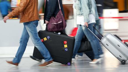 Außer den Rollkoffern bewegt sich am Freitag an den Berliner Flughäfen nicht viel.