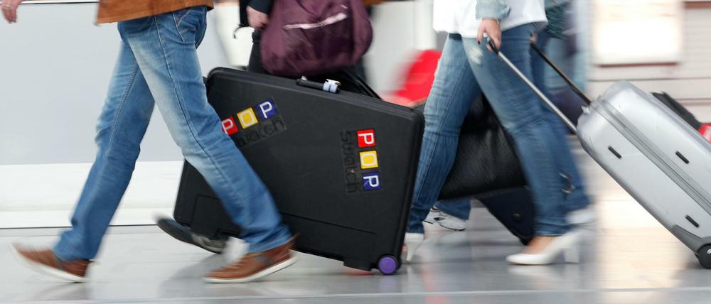 Außer den Rollkoffern bewegt sich am Freitag an den Berliner Flughäfen nicht viel.