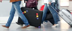 Außer den Rollkoffern bewegt sich am Freitag an den Berliner Flughäfen nicht viel.