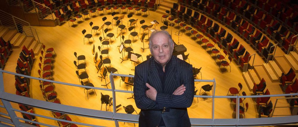 Dirigent Daniel Barenboim steht in der vom ihm initiierten Barenboim-Said-Akademie in Berlin.