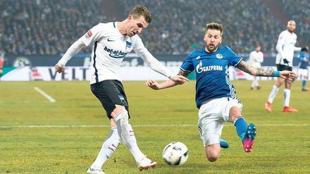 Immer ein Fuß dazwischen. Die Profis von Hertha BSC (hier mit Peter Pekarik, links) haben daheim 28 Punkte geholt, auswärts dagegen nur neun. Foto: Guido Kirchner/dpa