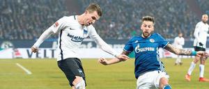 Immer ein Fuß dazwischen. Die Profis von Hertha BSC (hier mit Peter Pekarik, links) haben daheim 28 Punkte geholt, auswärts dagegen nur neun. Foto: Guido Kirchner/dpa