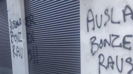 "Ausländer Bonzen Raus!!" wurde an die Fassade des Restaurants "Vertikal" in Kreuzberg geschmiert.